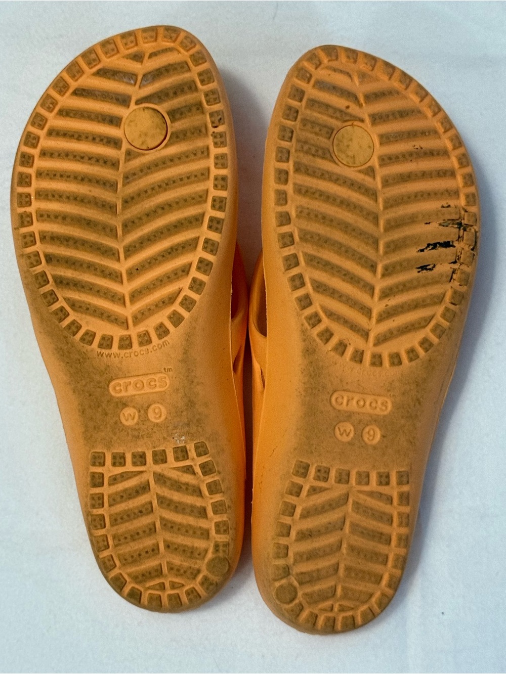 Crocs Iconic Comfort Orange Flip Flops Women’s Size 9 Lightweight Sandals - Picture 4 of 5